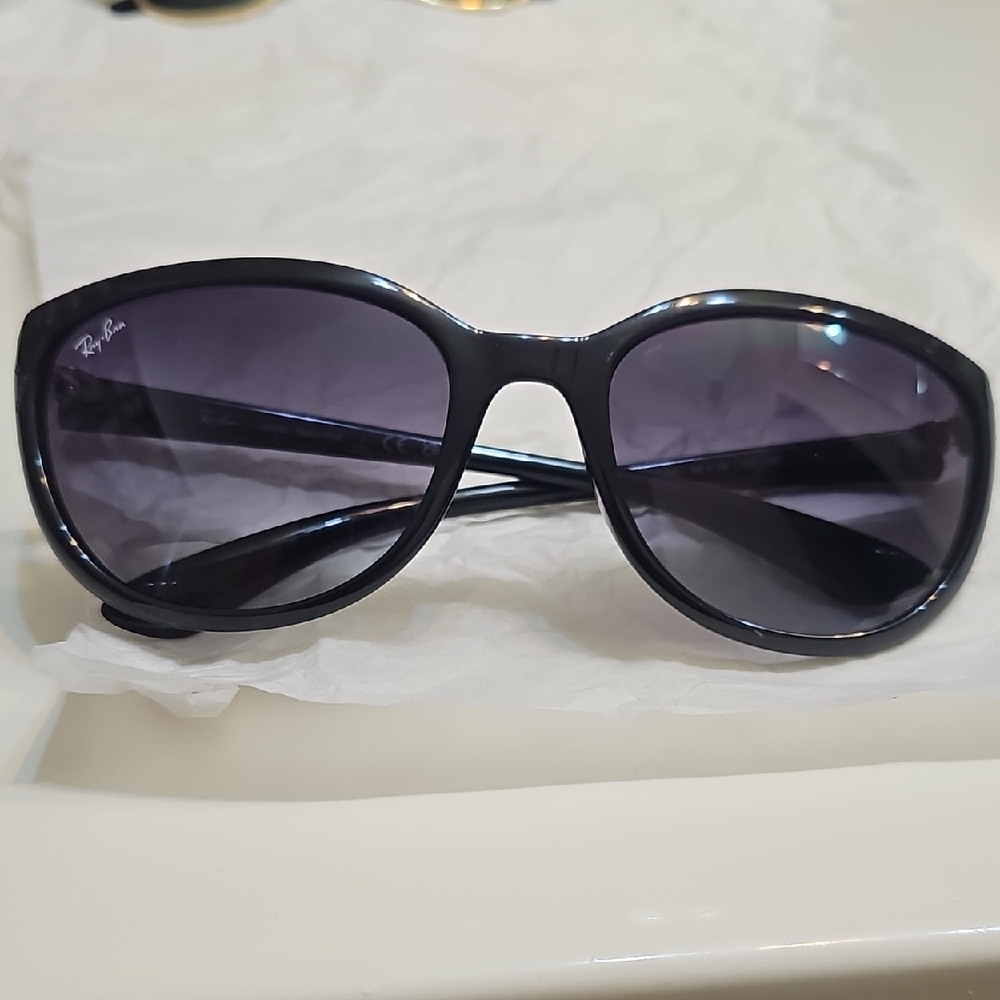 Ray-Ban Women's Sunglasses with Black Frame
